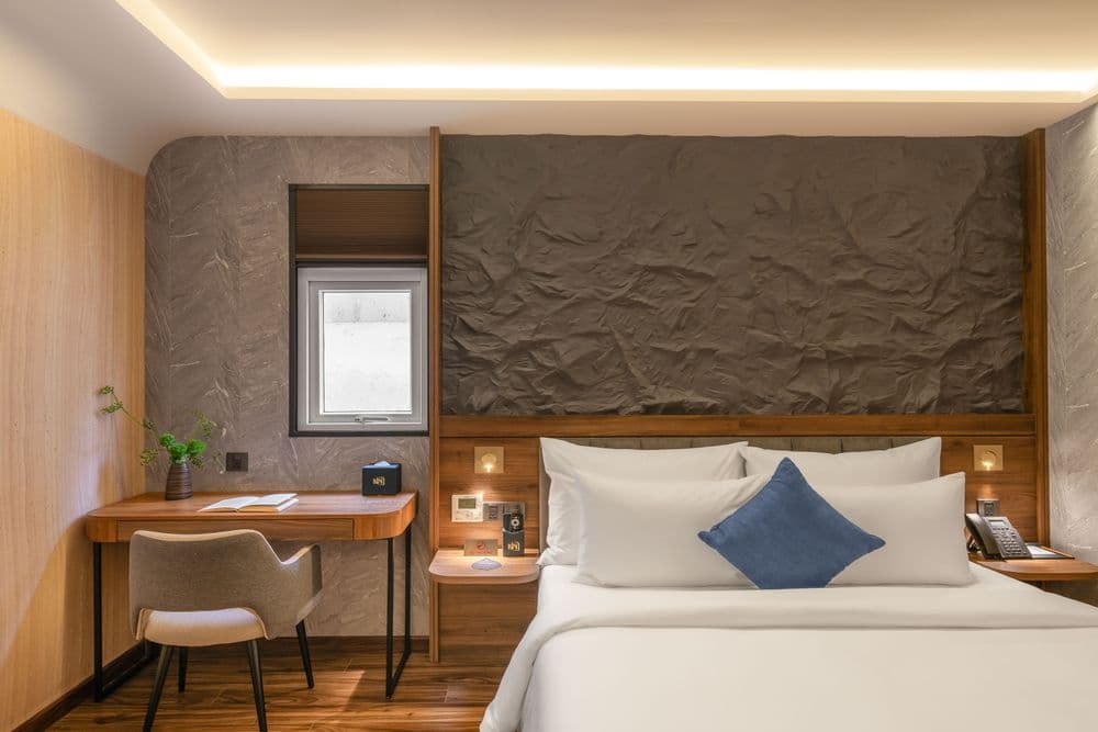 Deluxe Double With Window